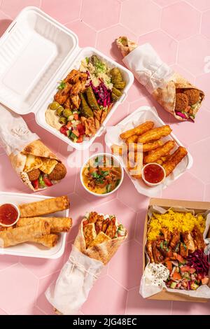 Variété de plats traditionnels méditerranéens arabes à emporter pour le partage Banque D'Images