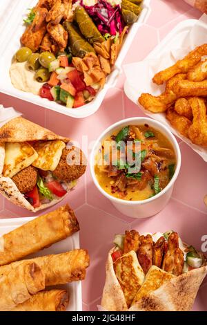 Variété de plats traditionnels méditerranéens arabes à emporter pour le partage Banque D'Images