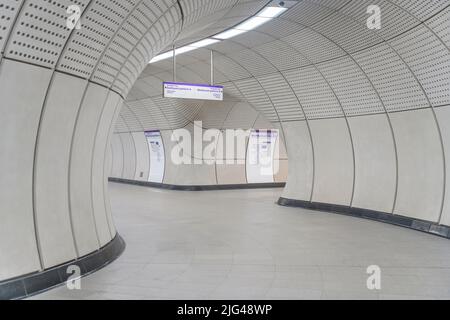 Le nouveau tube Elizabeth Line à Londres. Les plates-formes ont au moins deux fois la longueur des stations de métro normales. Les stations au-dessous du sol sont presque identiques. Banque D'Images