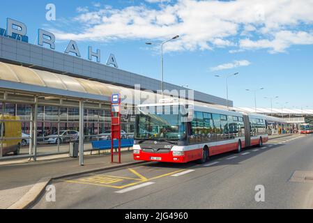 PRAGUE, RÉPUBLIQUE TCHÈQUE - 30 AVRIL 2018 : navette de la ville à un arrêt à l'aéroport le jour ensoleillé de mai Banque D'Images