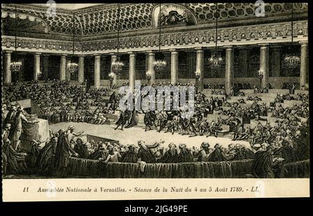 11 Assemblée nationale à Versailles. Session de nuit de 4 août au 5, 1789. Classement raisonné: La carte postale reproduit la gravure d'Isidore-Stanislas Helman (1743-1806) du dessin de Charles Monnet (1732-1808) qui représente la session de l'Assemblée constituante française, présidée par M. Chapilier, la nuit de la nuit de la 4 août à Versailles. C'est une date historique et fondamentale dans les événements de la Révolution française, car elle signifiait l'abolition du système féodal en France. La gravure correspond au N° 4 de la série sur les 15 principaux événements du Re Français Banque D'Images