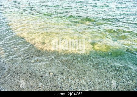 Eau de mer claire. Mouvement lent de l'eau bleue en vue rapprochée Banque D'Images