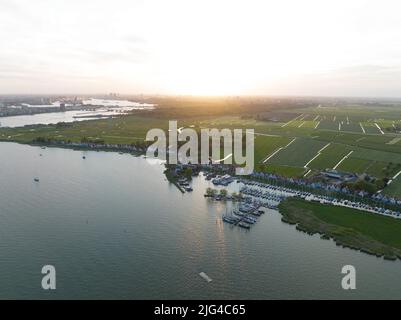 Village de digues de Durgerdam avec de vieilles maisons traditionnelles en bois dans le nord d'Amsterdam. Port maritime campagne paysage aérien au coucher du soleil Banque D'Images