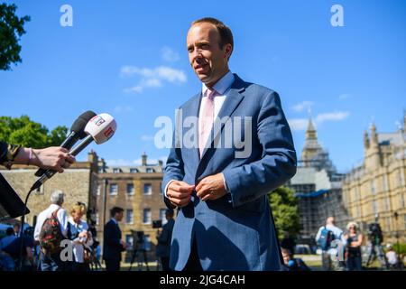 Londres, Royaume-Uni. 7 juillet 2022. Matt Hancock, député en photo, donne des interviews aux médias sur College Green, Westminster, après que le premier ministre Boris Johnson ait annoncé sa démission. Date de la photo: Jeudi 7 juillet 2022. Le crédit photo devrait se lire: Matt Crossick/Empics/Alamy Live News Banque D'Images