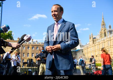 Londres, Royaume-Uni. 7 juillet 2022. Matt Hancock, député en photo, donne des interviews aux médias sur College Green, Westminster, après que le premier ministre Boris Johnson ait annoncé sa démission. Date de la photo: Jeudi 7 juillet 2022. Le crédit photo devrait se lire: Matt Crossick/Empics/Alamy Live News Banque D'Images