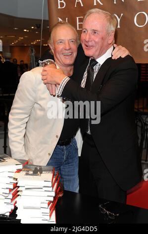 ***PHOTO DE FICHIER*** James Caan est décédé. BEVERLY HILLS, CA - 18 MAI : l'acteur (G-D) James Caan et le producteur Jerry Weintraub assistent à une réception cocktail pour célébrer la sortie du nouveau livre de Jerry Weintraub « quand je arrête de parler, vous savez que je suis mort : Histoires utiles d'un homme persuasif à Barneys New York - Beverly Hills sur 18 mai 2010 à Beverly Hills, Californie. Crédit : MPiPG/MediaPunch Banque D'Images