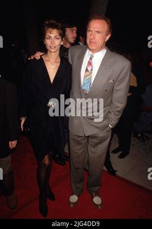 ***PHOTO DE FICHIER*** James Caan est décédé. James Caan et Ingrid Hajek à la première de 'for the Boyss' sur 14 novembre 1991 au théâtre de l'Académie à Beverly Hills, Californie. Crédit: Ralph Dominguez/MediaPunch Banque D'Images