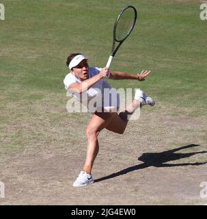 Londres, Royaume-Uni. 07th juillet 2022. Le Roumanian Simona Halep joue un rôle de premier plan dans son match de demi-finale contre Elena Rybakina au Kazakhstan, le 11 e jour des championnats de Wimbledon 2022 à Londres, jeudi, 07 juillet 2022. Rybakina remporte le match 6-3, 6-3. Photo de Hugo Philpott/UPI crédit: UPI/Alay Live News Banque D'Images