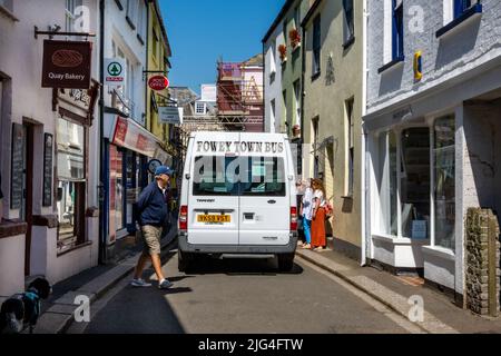 Le bus de la ville de Fowey négocie son chemin à travers les rues étroites, Fowey, Cornwall, Royaume-Uni Banque D'Images