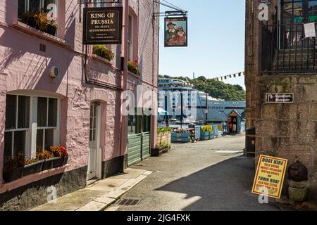 Roi de Prusse avec le bateau de croisière de luxe MS Europa de Hapag-Lloyd dans le port de Fowey, Cornwall, Royaume-Uni Banque D'Images