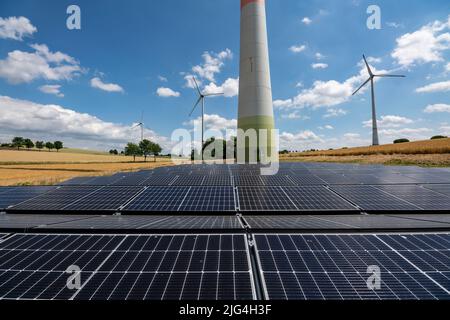 Parc éolien près de Lichtenau, Westphalie-est-Lippe, un système d'énergie solaire de 100 kW a été installé sur la zone d'installation de la grue devant une éolienne, Banque D'Images