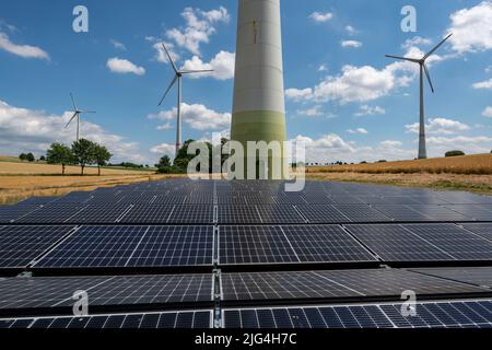 Parc éolien près de Lichtenau, Westphalie-est-Lippe, un système d'énergie solaire de 100 kW a été installé sur la zone d'installation de la grue devant une éolienne, Banque D'Images