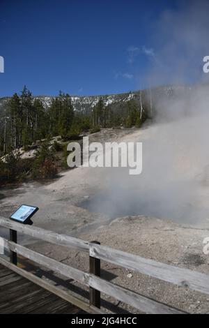 Parc national de Yellowstone, États-Unis. 5/21-24/2022. Beryl Spring est une source chaude en bord de route dans le bassin de Gibbon Geyser. Facilement accessible à pied. Grand surchauffé Banque D'Images