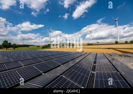 Parc éolien près de Lichtenau, Westphalie-est-Lippe, un système d'énergie solaire de 100 kW a été installé sur la zone d'installation de la grue devant une éolienne, Banque D'Images