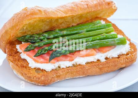 Sandwich Ciabatta avec fromage à la crème, saumon et asperges Banque D'Images