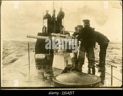 Allemand Unterseboot sur la haute mer: En premier plan canon avec une équipe, derrière lui la tour commandant Banque D'Images
