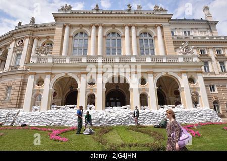 Odessa, Oblast d'Odessa, Ukraine. 7th juillet 2022. L'entrée du théâtre national académique d'opéra et du ballet d'Odessa est entourée de sacs de sable. (Image de crédit : © Thomas Krych/ZUMA Press Wire) Banque D'Images