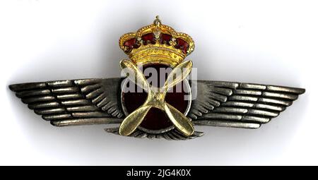 Emblème de l'Armée de l'air. Il est composé de deux ailes en métal, disque rouge au milieu et couronne royale sur le dessus, couleur dorée Banque D'Images