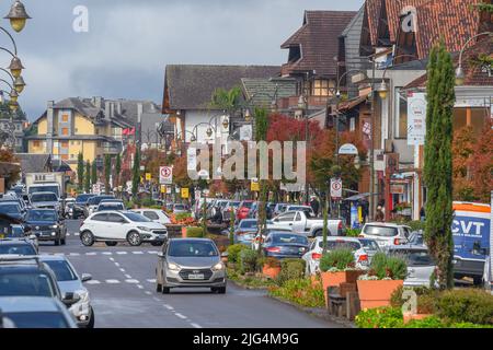 Gramado, RS, Brésil - 19 mai 2022 : vue sur la circulation et l'architecture autour de l'avenue Borges de Medeiros, un jour nuageux d'automne. Centre ville de Grama Banque D'Images