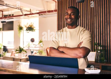 Portrait du propriétaire de petite entreprise dans l'atelier derrière le bureau de vente du magasin de meubles Banque D'Images