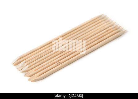 Groupe de bâtonnets de bois d'orange pousseurs de cuticules isolés sur blanc Banque D'Images