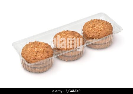 Biscuits à l'avoine avec chapelure de noix dans un plateau en plastique transparent isolé sur blanc Banque D'Images