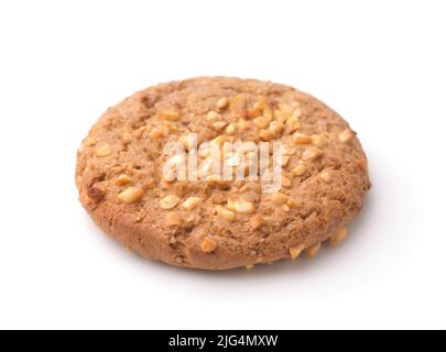 Un seul cookie de flocons d'avoine fraîchement cuit avec une miette d'arachide isolée sur blanc Banque D'Images