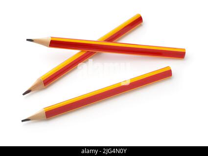 Trois crayons graphite rouge et jaune isolés sur blanc Banque D'Images