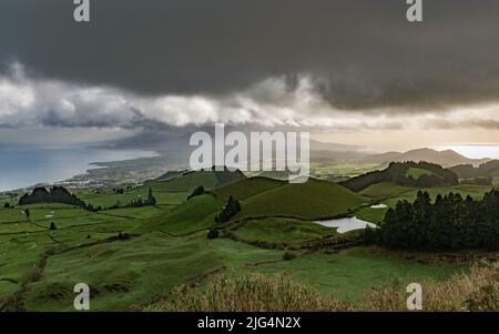 Vue panoramique sur l'île de Sao Miguel vue depuis le miradouro do Pico do Carvao. Açores, Portugal. Banque D'Images