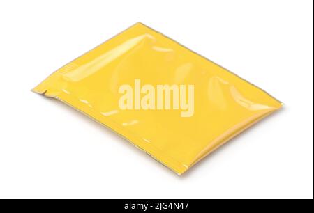 Sachet de sachet d'emballage en feuille blanche vierge jaune isolé sur blanc Banque D'Images