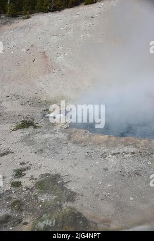 Parc national de Yellowstone, États-Unis. 5/21-24/2022. Beryl Spring est une source chaude en bord de route dans le bassin de Gibbon Geyser. Facilement accessible à pied. Grand surchauffé Banque D'Images