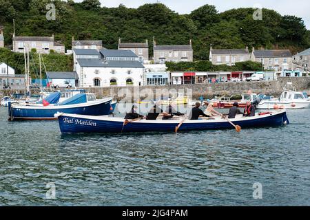 Le pilote Gig de Bal Maiden quitte Porthleven, dans les Cornouailles, pour une course d'entraînement Banque D'Images