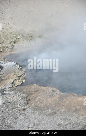 Parc national de Yellowstone, États-Unis. 5/21-24/2022. Beryl Spring est une source chaude en bord de route dans le bassin de Gibbon Geyser. Facilement accessible à pied. Grand surchauffé Banque D'Images