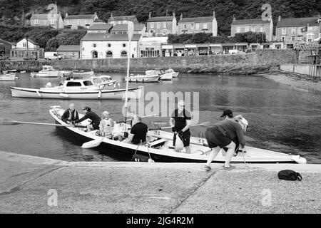 Le pilote Gig de Bal Maiden quitte Porthleven, dans les Cornouailles, pour une course d'entraînement Banque D'Images