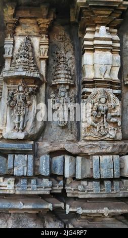 Sculptures brisées de Dieu hindou et de la déesse sur le temple Nageshvara-Chennakeshava, Mosale, Hassan, Karnataka, Inde. Banque D'Images