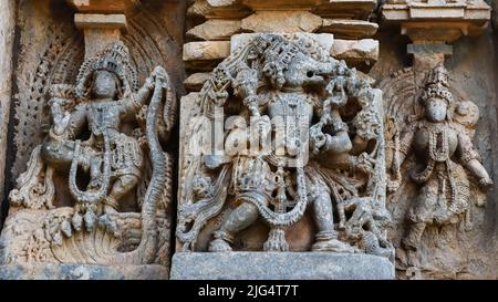 Sculpture de Dieu Varaha et de Lord Krishna dansant sur Kaliya Snake au temple Nageshvara-Chennakeshava, Mosale, Hassan, Karnataka, Inde. Banque D'Images