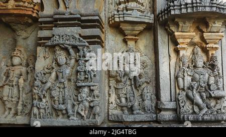 Sculptures de Dieu hindou et de déesse sur le temple Nageshvara-Chennakeshava, Modale, Hassan, Karnataka, Inde. Banque D'Images