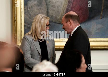 Liz Cheney, R-WY, et le sénateur Chris Coons, D-DE, parlent devant le président américain Joe Biden décerne la Médaille présidentielle de la liberté à dix-sept récipiendaires de la salle est de la Maison Blanche à Washington, DC jeudi, 7 juillet 2022. Photo de Ken Cedeno/Pool/ABACAPRESS.COM Banque D'Images