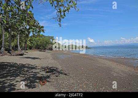 Vue sur le front de mer jusqu'à la péninsule d'Osa de l'océan Pacifique, Costa Rica Marc Banque D'Images