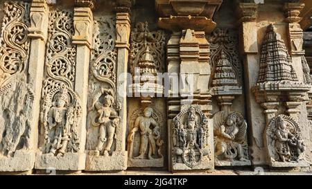 Sculptures de Dieu hindou et de déesse sur le temple Nageshvara-Chennakeshava, Modale, Hassan, Karnataka, Inde. Banque D'Images