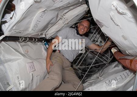 Bob Hines, ingénieur de vol de l'expédition 67 de la NASA, pose à l'intérieur du module d'activité extensible de Bigelow emballé avec du fret et attaché au module de tranquillité à bord de la Station spatiale internationale, 10 juin 2022 dans l'orbite terrestre. Banque D'Images