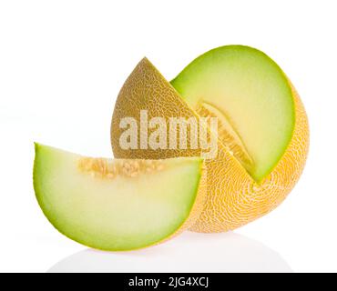 Melon jaune avec graines isolées sur fond blanc. Melon entier et tranche Banque D'Images