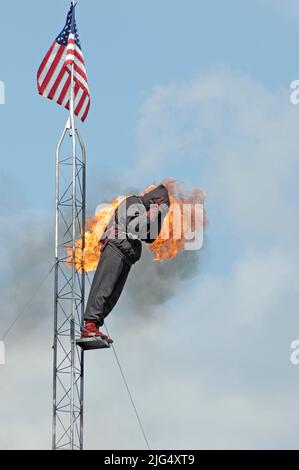 Les gens sur les manèges de carnaval pour s'amuser durant les vacances d'été à la Florida State Fair-nous Fire cavalier de 90 pieds Banque D'Images