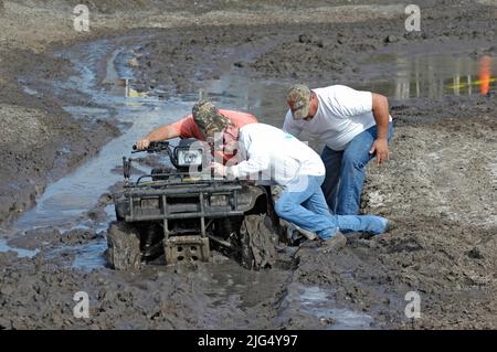 Personnes avec 4 roues et les camions le dimanche sortie dans la boue pour le plaisir et pour montrer la puissance et la vitesse de l'Amérique du FL Banque D'Images