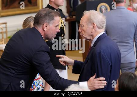 Hunter Biden, à gauche, Et l'ancien sénateur américain Joseph Lieberman (démocrate du Connecticut) se confond en attendant l'arrivée du président américain Joe Biden qui présentera la Médaille de la liberté à dix-sept récipiendaires lors d'une cérémonie à la salle est de la Maison Blanche à Washington, DC jeudi, 7 juillet 2022. Crédit: Chris Kleponis/CNP Banque D'Images