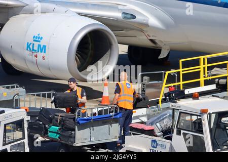 KLM avion chargement de bagages à l'aéroport de Göteborg Landvetter 30 juin 2022 Banque D'Images