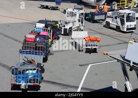 KLM avion chargement de bagages à l'aéroport de Göteborg Landvetter 30 juin 2022 Banque D'Images