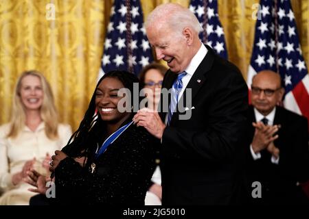 Washington, États-Unis. 07th juillet 2022. Le président américain Joe Biden décerne la Médaille présidentielle de la liberté à Simone Biles, le gymnaste américain le plus décoré de l'histoire, et à seize autres récipiendaires dans la salle est de la Maison Blanche à Washington, DC jeudi, 7 juillet 2022. Photo par Ken Cedeno/Pool/Sipa USA crédit: SIPA USA/Alay Live News Banque D'Images