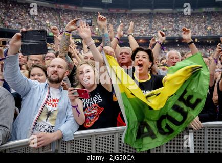 AMSTERDAM - 2022-07-07 20:48:23 AMSTERDAM - audience pendant le concert des Rolling Stones dans le Johan Cruijff Arena. Avec la SOIXANTE tournée, Mick Jagger, Keith Richards et Ronnie Wood font leur retour tant attendu. ANP KIPPA ROBIN VAN LONKHUIJSEN pays-bas hors - belgique hors Banque D'Images