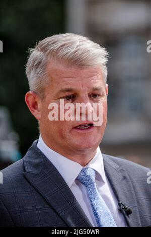 College Green, Londres, Royaume-Uni. 7th juillet 2022.le politicien conservateur, Stuart Andrew, qui a démissionné du poste de ministre du logement, dans un vote de défiance envers le Premier ministre conservateur Boris Johnson, parle à la presse sur College Green après la démission du premier ministre. Amanda Rose/Alamy Live News Banque D'Images